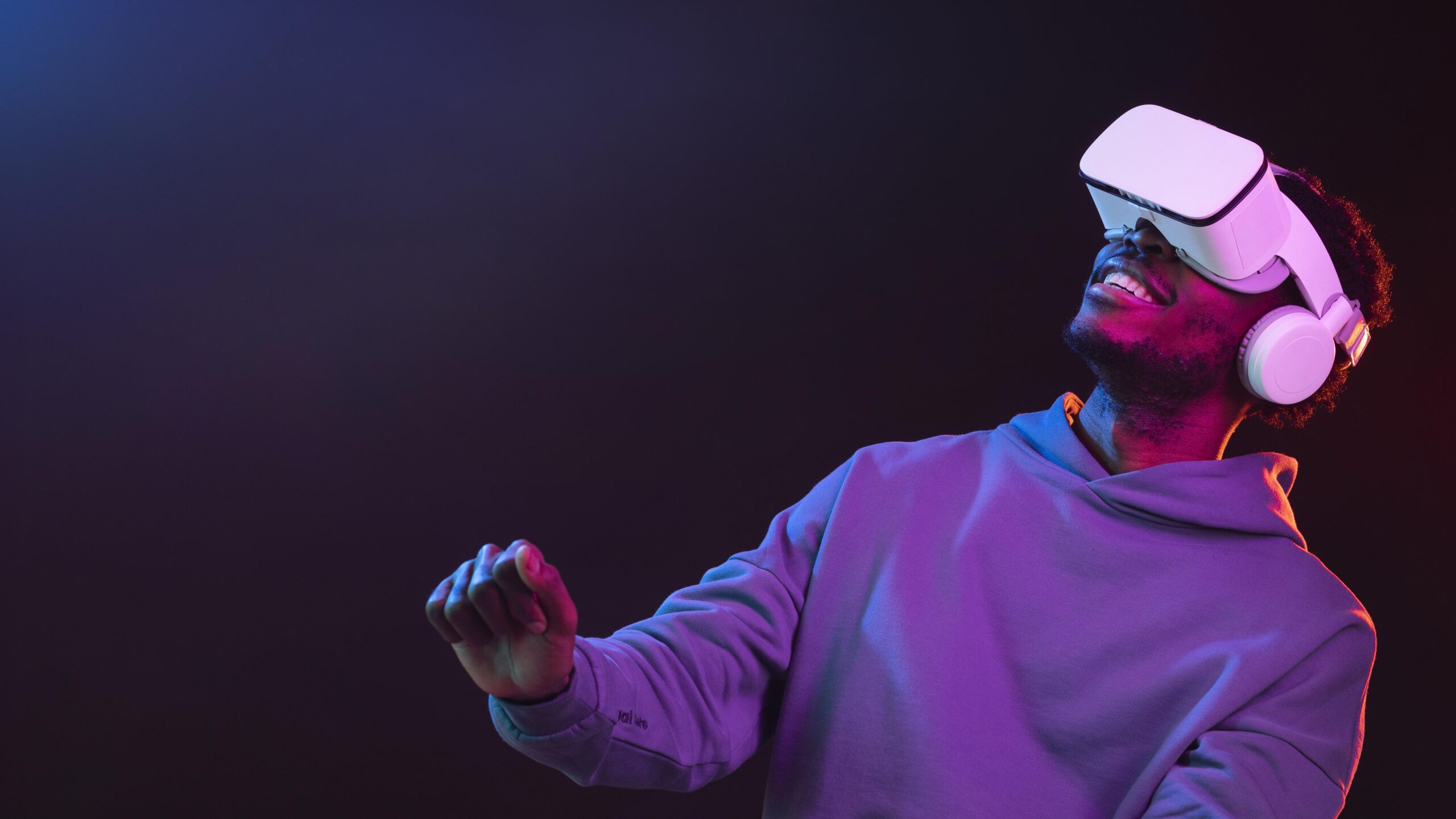 portrait-young-african-american-man-with-vr-glasses